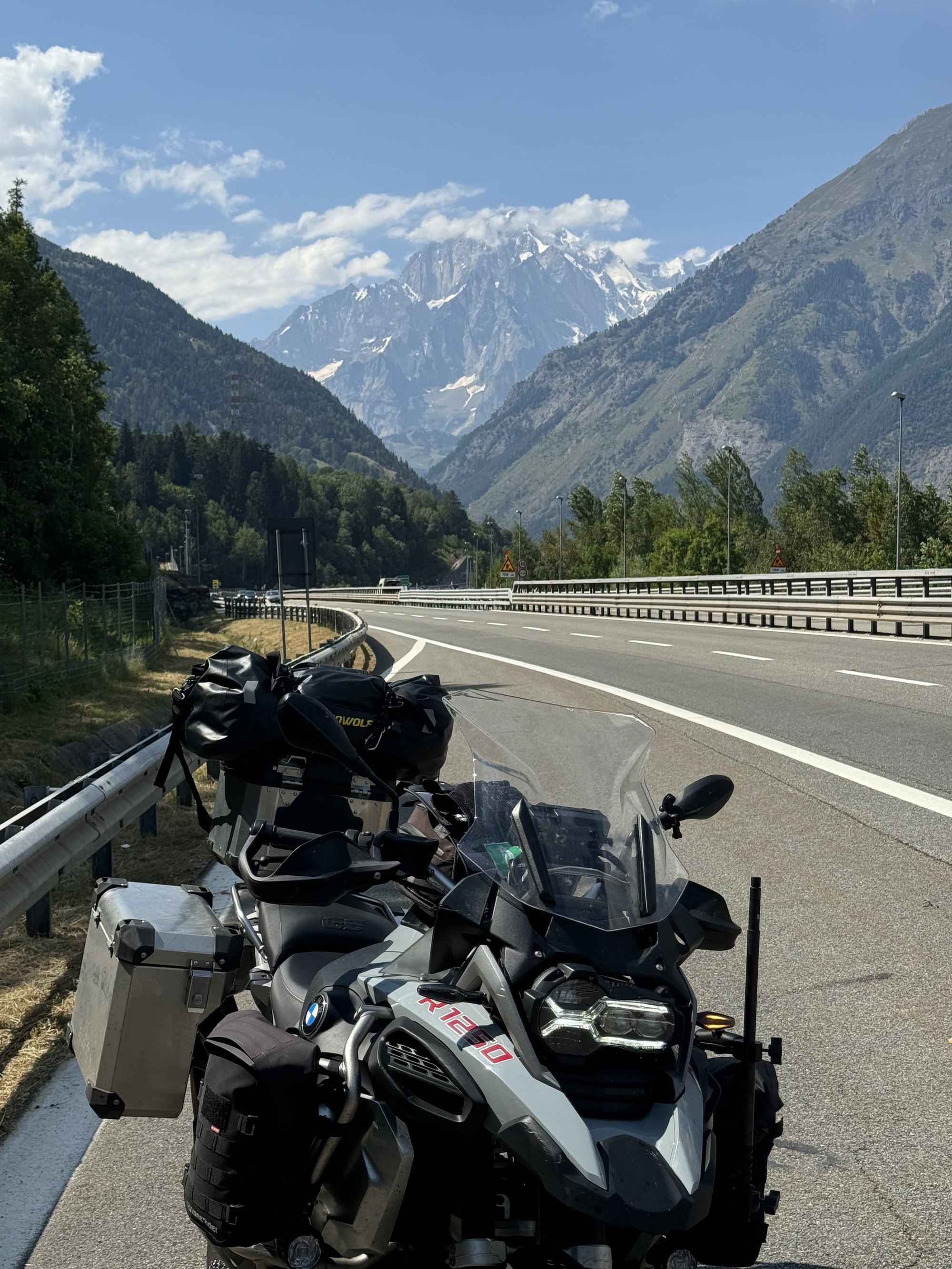 BMW R1250GS на фоне Монблана